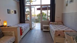 A bed or beds in a room at Carihuela Park Palace Studio
