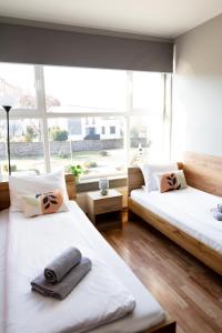 Posteľ alebo postele v izbe v ubytovaní Apartamenty Energo + 37 fotografií