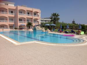 Bazén v ubytovaní Rhodian Rose Hotel alebo v jeho blízkosti