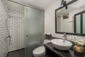 Un baño con lavabo, inodoro y espejo. en KLY Boutique Hotel Hue, en Hue 46 fotos más