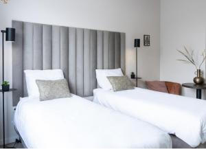 Katil atau katil-katil dalam bilik di Fast Wifi, Kitchen Access Suite Maison Lux