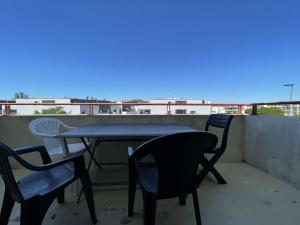 Una mesa y sillas en un balcón con vista. en Appt 3 pièces LA ROCHELLE - LR010-314, en La Rochelle