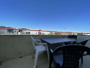 una mesa y sillas encima de un tejado en Appt 3 pièces LA ROCHELLE - LR010-314, en La Rochelle 11 fotos más