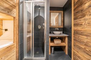 Kúpeľňa v ubytovaní Duplex Pen Men - LES GETS, proche du centre, jacuzzi, superbe vue