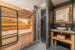 Kúpeľňa v ubytovaní Duplex Pen Men - LES GETS, proche du centre, jacuzzi, superbe vue
