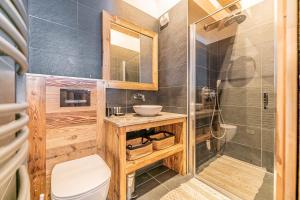 Kúpeľňa v ubytovaní Duplex Pen Men - LES GETS, proche du centre, jacuzzi, superbe vue
