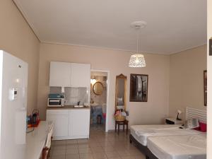 a room with a bed and a kitchen with a kitchen at Spacious Apartment in Korinthos