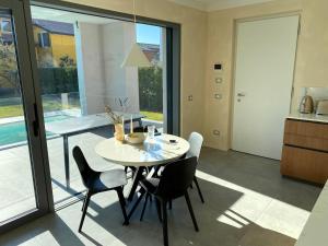 a kitchen and dining room with a table and chairs at Villa LagoBlu in Costermano