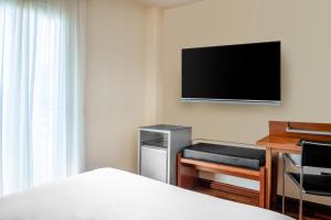 TV a/nebo společenská místnost v ubytování AC Hotel La Línea by Marriott