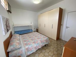 贝瓦尼亚圣彼得Villa Sul Mare的一间带床和柜子的小卧室