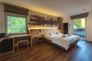 A bed or beds in a room at Hotel Castel Mani Még 37 kép