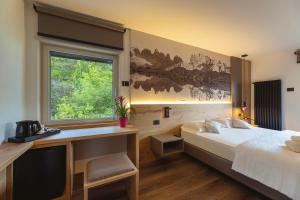 A bed or beds in a room at Hotel Castel Mani