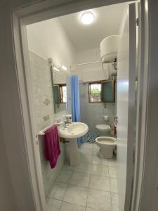 贝瓦尼亚圣彼得Villa Sul Mare的带两个水槽、一个马桶和一面镜子的浴室 更多40张照片