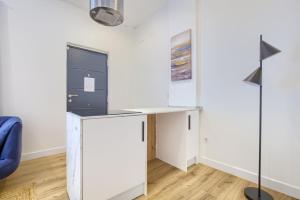 a room with a desk and a blue chair at Dobo Fuenlabrada Lima in Fuenlabrada