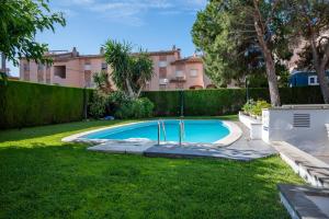 Bazén v ubytovaní AT005 Planta baja con piscina, airco, parking, playa a 600m alebo v jeho blízkosti
