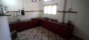ジョールハートにあるHazarika's Homeのバスルーム(シンク付)、窓が備わる客室です。 +7枚の写真