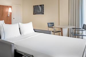 Postel nebo postele na pokoji v ubytování AC Hotel La Línea by Marriott