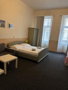 Postel nebo postele na pokoji v ubytování Welcome Hostel & Apartments Praguecentre