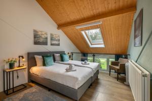 BiggekerkeにあるWelcome in - WoesteHoeve Sfeervol Vakantiehuisje in Zeeland aan Zee, Dicht bij Strand & Natuurの窓のある大きなベッドのある寝室