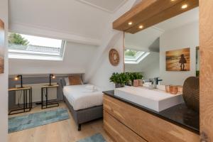 BiggekerkeにあるWelcome in - WoesteHoeve Sfeervol Vakantiehuisje in Zeeland aan Zee, Dicht bij Strand & Natuurのバスルーム(シンク付)、ベッド1台が備わります。