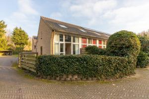 BiggekerkeにあるWelcome in - WoesteHoeve Sfeervol Vakantiehuisje in Zeeland aan Zee, Dicht bij Strand & Natuurの箪笥の家 +26枚の写真