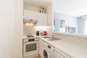 Η κουζίνα ή μικρή κουζίνα στο 1 Room Apartment 1 Minute From Monaco +5 φωτογραφίες