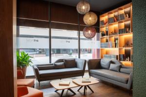 A seating area at Acta Arthotel