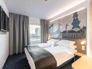 B&B HOTEL St-Pölten客房内的一张或多张床位