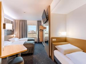 B&B HOTEL St-Pölten客房内的一张或多张床位