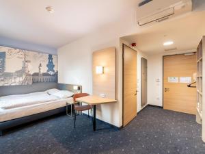B&B HOTEL St-Pölten客房内的一张或多张床位