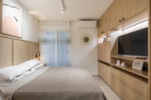 Postel nebo postele na pokoji v ubytování Vouliagmeni Square Resort
