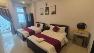 Postel nebo postele na pokoji v ubytování Conico Hotel at Dalat