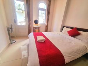 Postel nebo postele na pokoji v ubytování Conico Hotel at Dalat