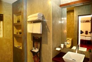 a bathroom with a sink and a toilet and a mirror at Villa Mahakanda in Peradeniya +19 photos