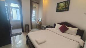 Postel nebo postele na pokoji v ubytování Conico Hotel at Dalat