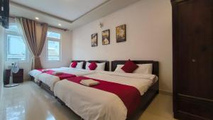 Postel nebo postele na pokoji v ubytování Conico Hotel at Dalat