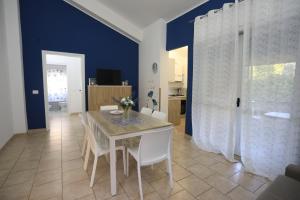 TV/trung tâm giải trí tại Ranieli Apartments a meno di 2 kilometri da TROPEA FREE PARKING AND WIFI