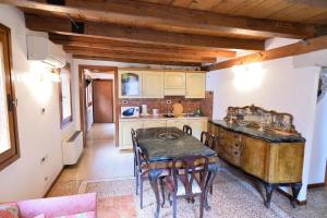 cocina con mesa y sillas en una habitación en Papa Paolo II, en Venecia