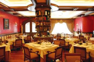 a restaurant with tables and chairs in a room at Sercotel Guadiana in Ciudad Real