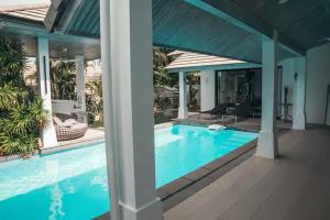 a large swimming pool in a house with at Villa Cannes with gym and tennis court in Choeng Mon Beach