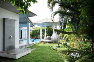 a house with a yard with a swimming pool at Villa Cannes with gym and tennis court in Choeng Mon Beach