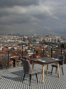 un tavolo e sedie posti sopra un tetto di Mar Boutique Apartment a Istanbul