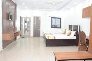 Ένα ή περισσότερα κρεβάτια σε δωμάτιο στο Hotel Subhadra