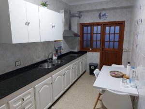 A kitchen or kitchenette at Casa La Palmera