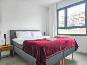 Un pat sau paturi într-o cameră la Modern 3 bedroom apartment with amazing facilities +28 fotografii