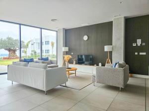 O zonă de relaxare la Modern 3 bedroom apartment with amazing facilities