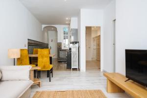 a living room with a couch and a table at Apartamentos "El Escondite de Triana" in Seville