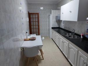 A kitchen or kitchenette at Casa La Palmera