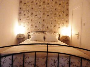 - une chambre avec un lit orné de photos dans l'établissement Atalaia 68, à Lisbonne