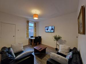 Un televizor și/sau centru de divertisment la Nice Living Serviced Accommodations 10